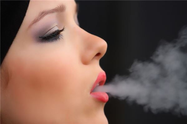 梦到女人吸烟意味着什么